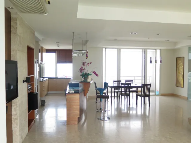 Hampton Thonglor 10